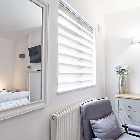 Luxury 3-Bed Apartment Near To London With Parking Hornchurch 외부 사진