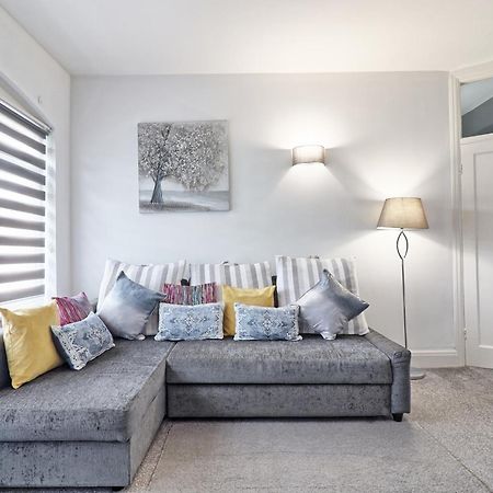 Luxury 3-Bed Apartment Near To London With Parking Hornchurch 외부 사진