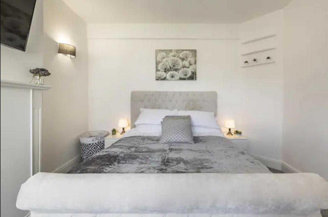 Luxury 3-Bed Apartment Near To London With Parking Hornchurch 외부 사진