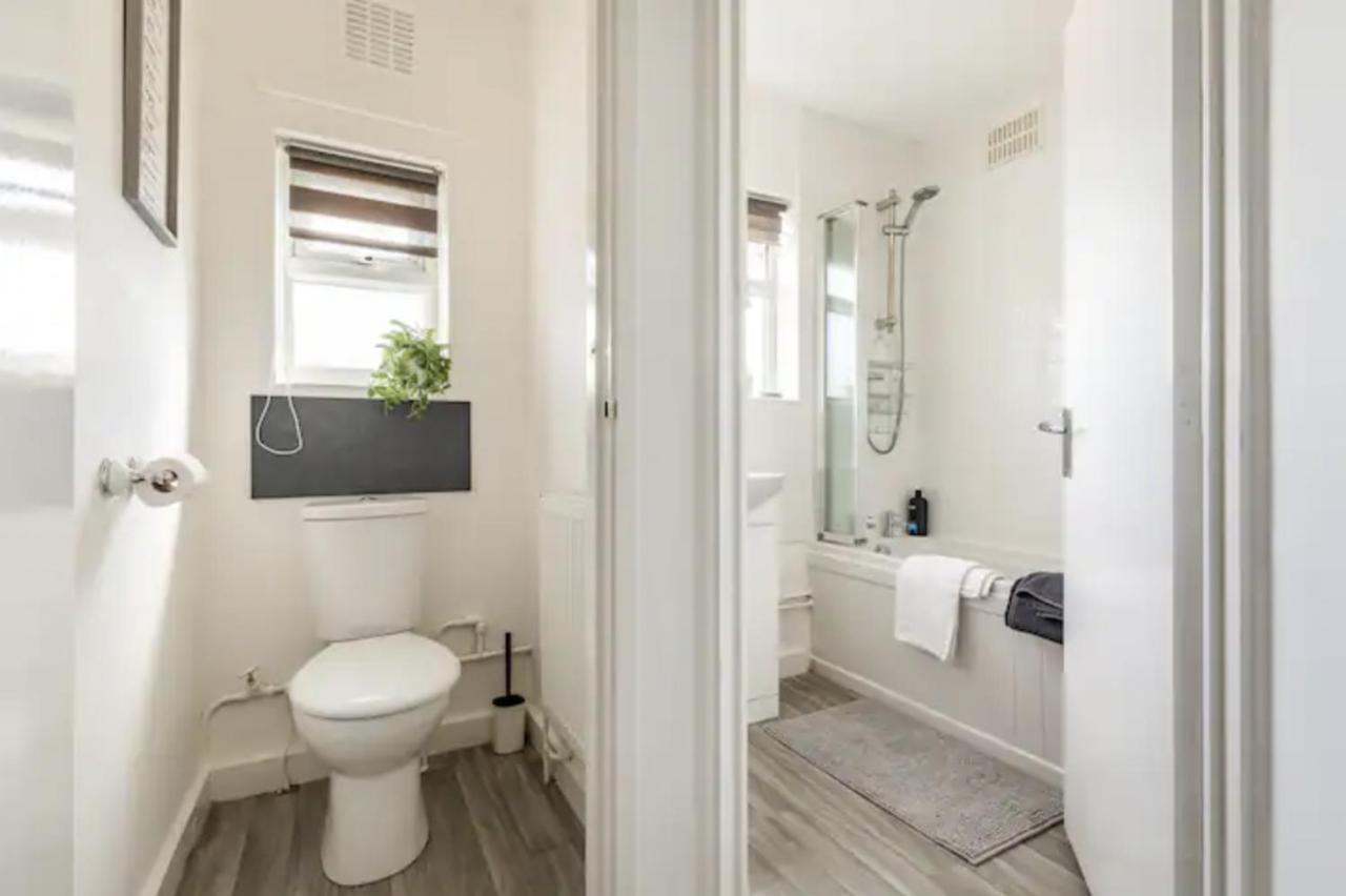Luxury 3-Bed Apartment Near To London With Parking Hornchurch 외부 사진