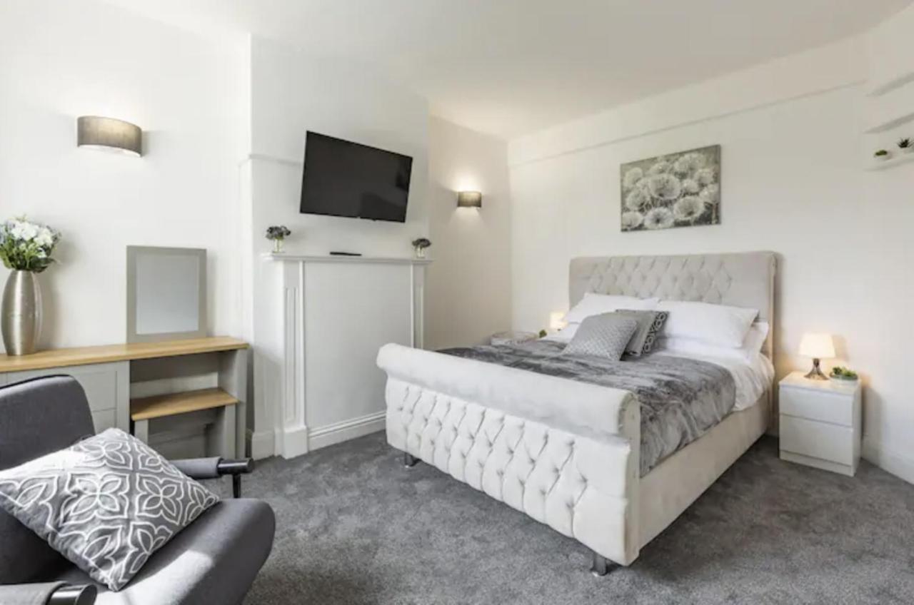 Luxury 3-Bed Apartment Near To London With Parking Hornchurch 외부 사진