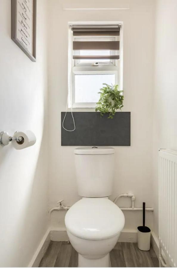 Luxury 3-Bed Apartment Near To London With Parking Hornchurch 외부 사진