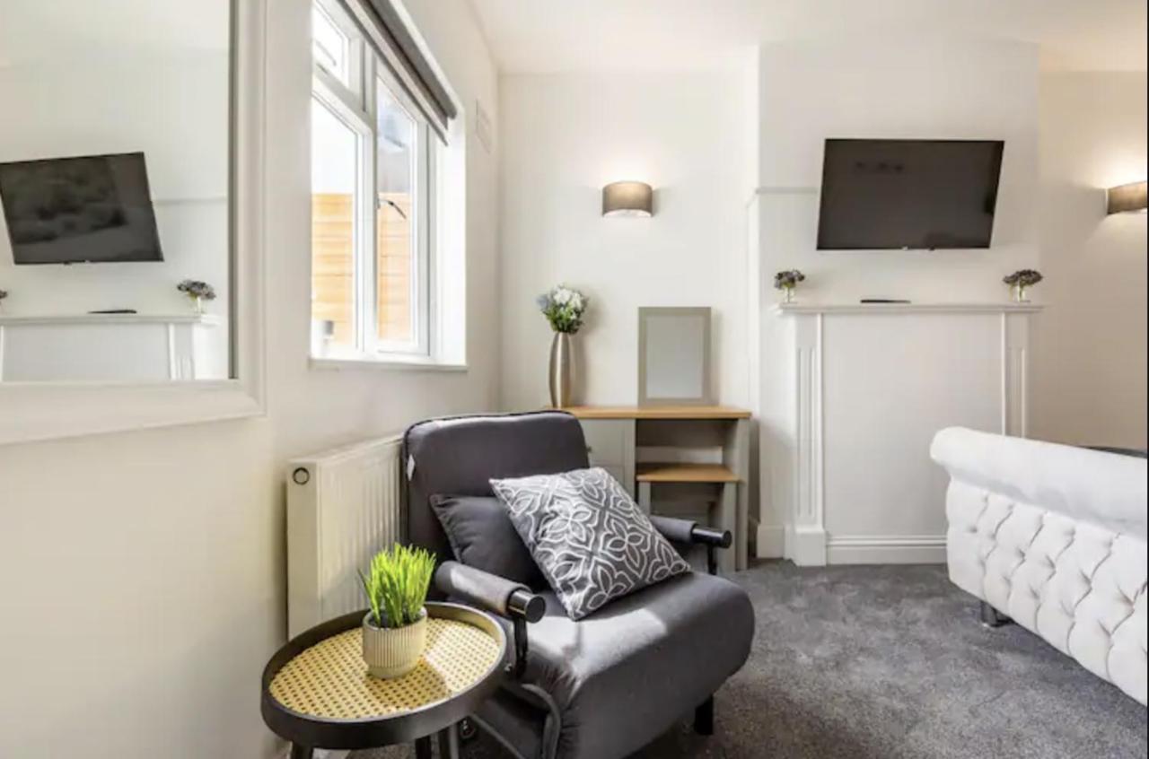Luxury 3-Bed Apartment Near To London With Parking Hornchurch 외부 사진