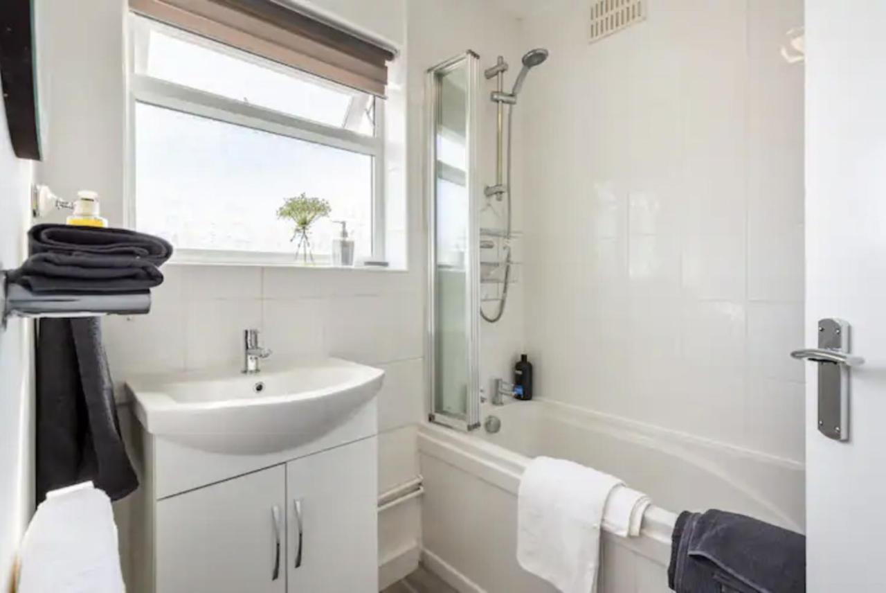 Luxury 3-Bed Apartment Near To London With Parking Hornchurch 외부 사진