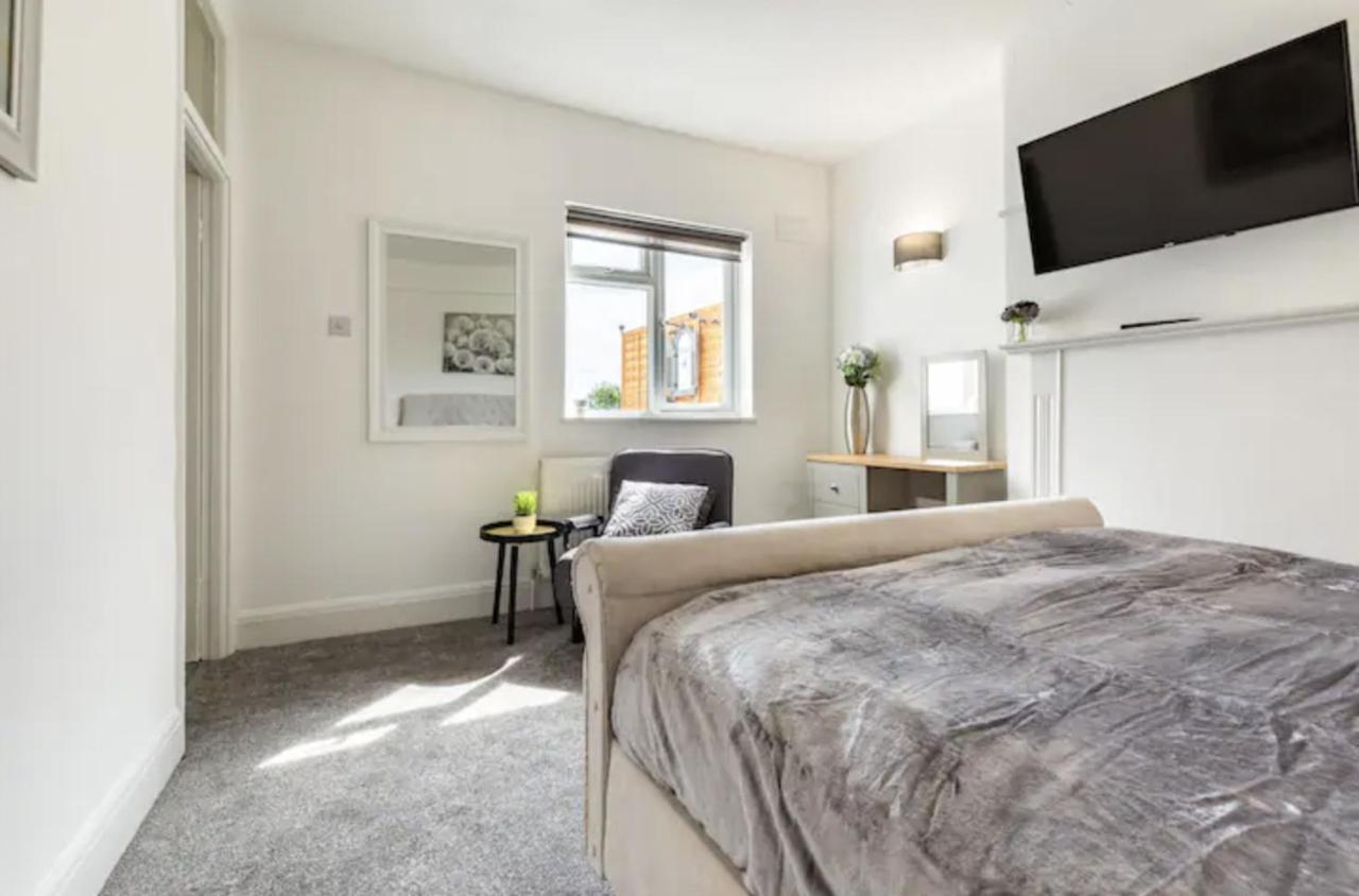 Luxury 3-Bed Apartment Near To London With Parking Hornchurch 외부 사진