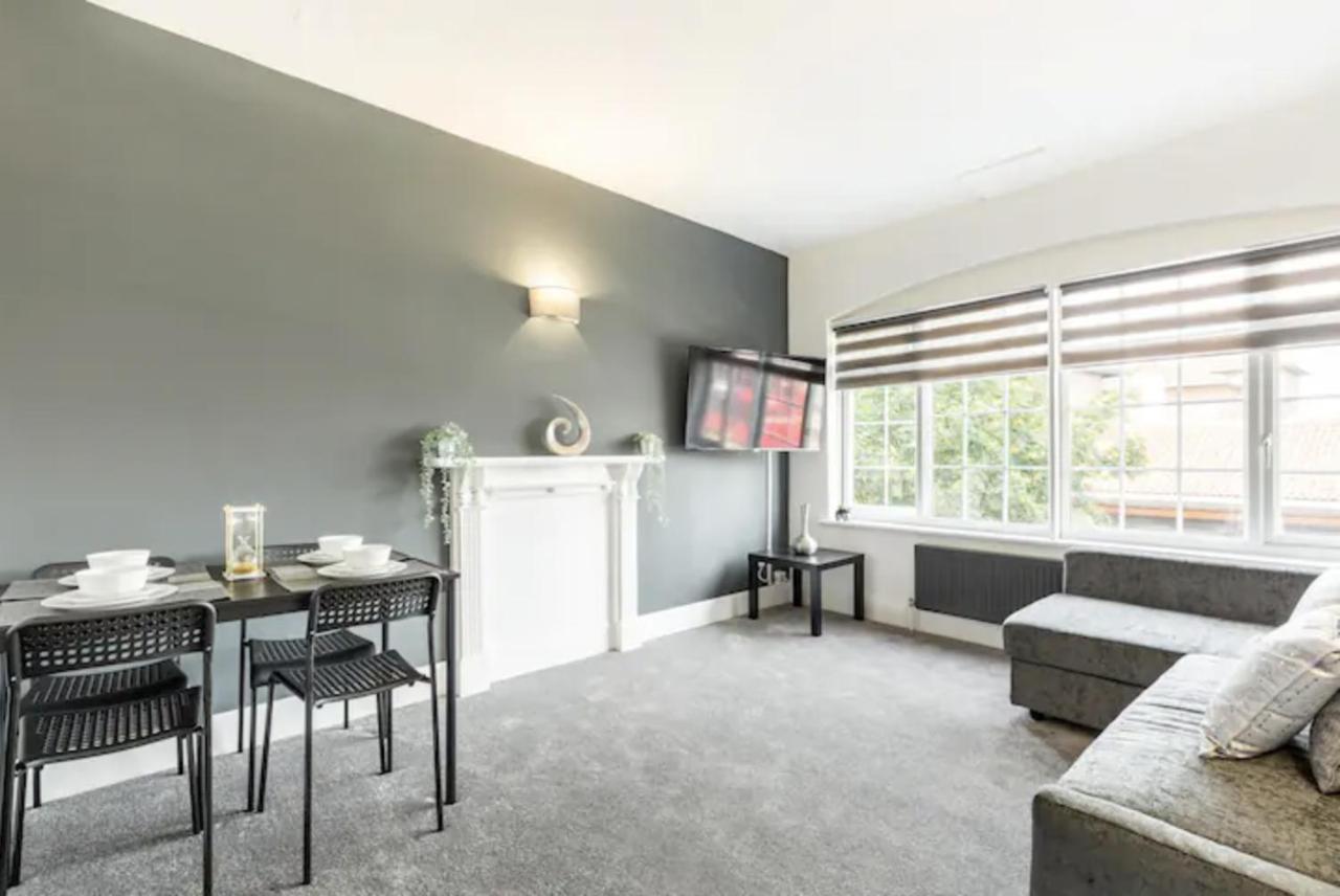 Luxury 3-Bed Apartment Near To London With Parking Hornchurch 외부 사진