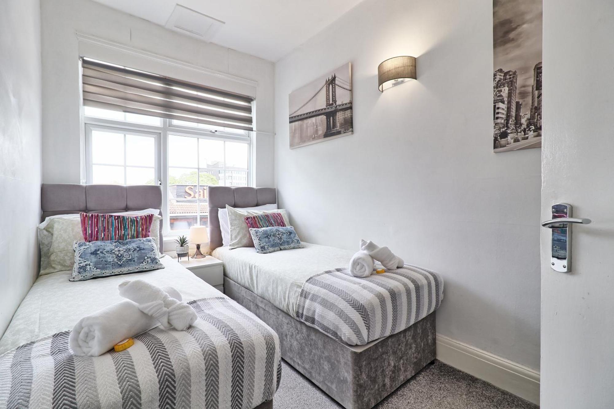 Luxury 3-Bed Apartment Near To London With Parking Hornchurch 외부 사진