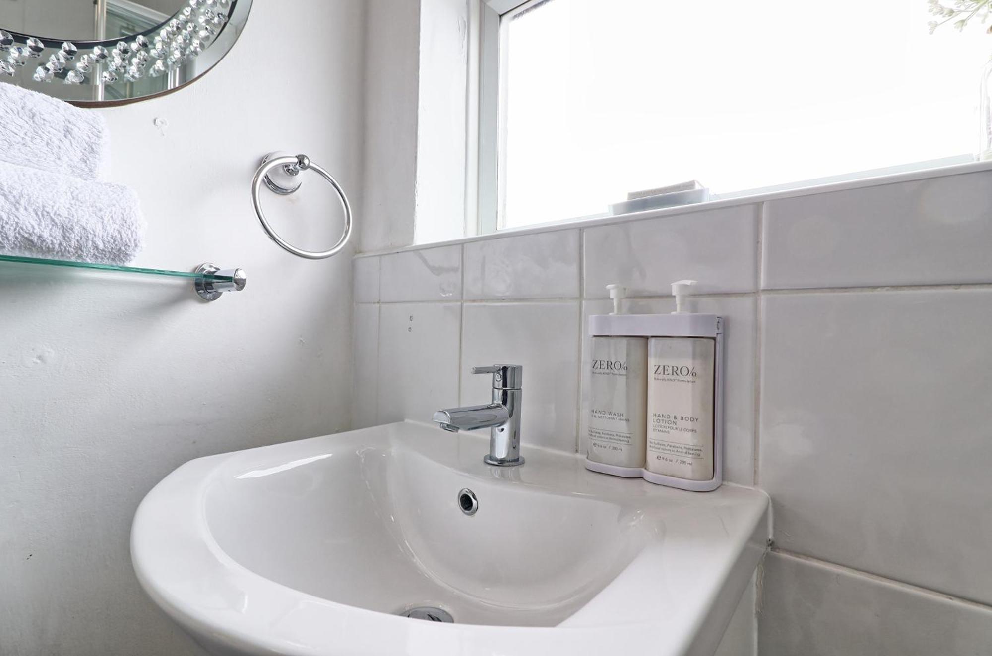 Luxury 3-Bed Apartment Near To London With Parking Hornchurch 외부 사진
