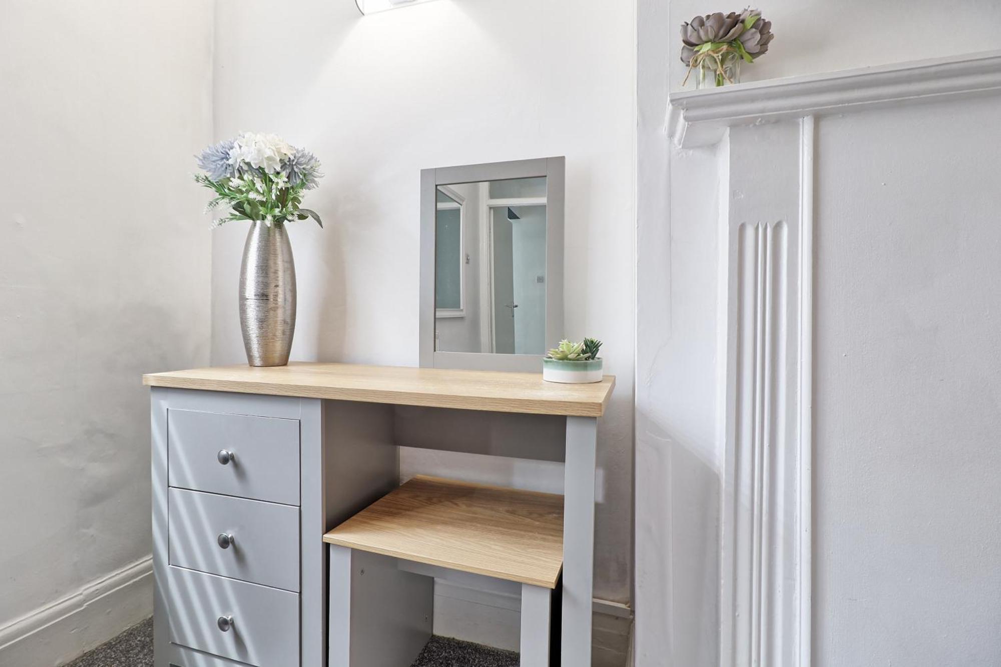 Luxury 3-Bed Apartment Near To London With Parking Hornchurch 외부 사진