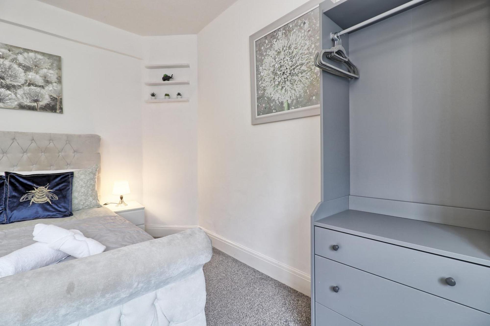 Luxury 3-Bed Apartment Near To London With Parking Hornchurch 외부 사진