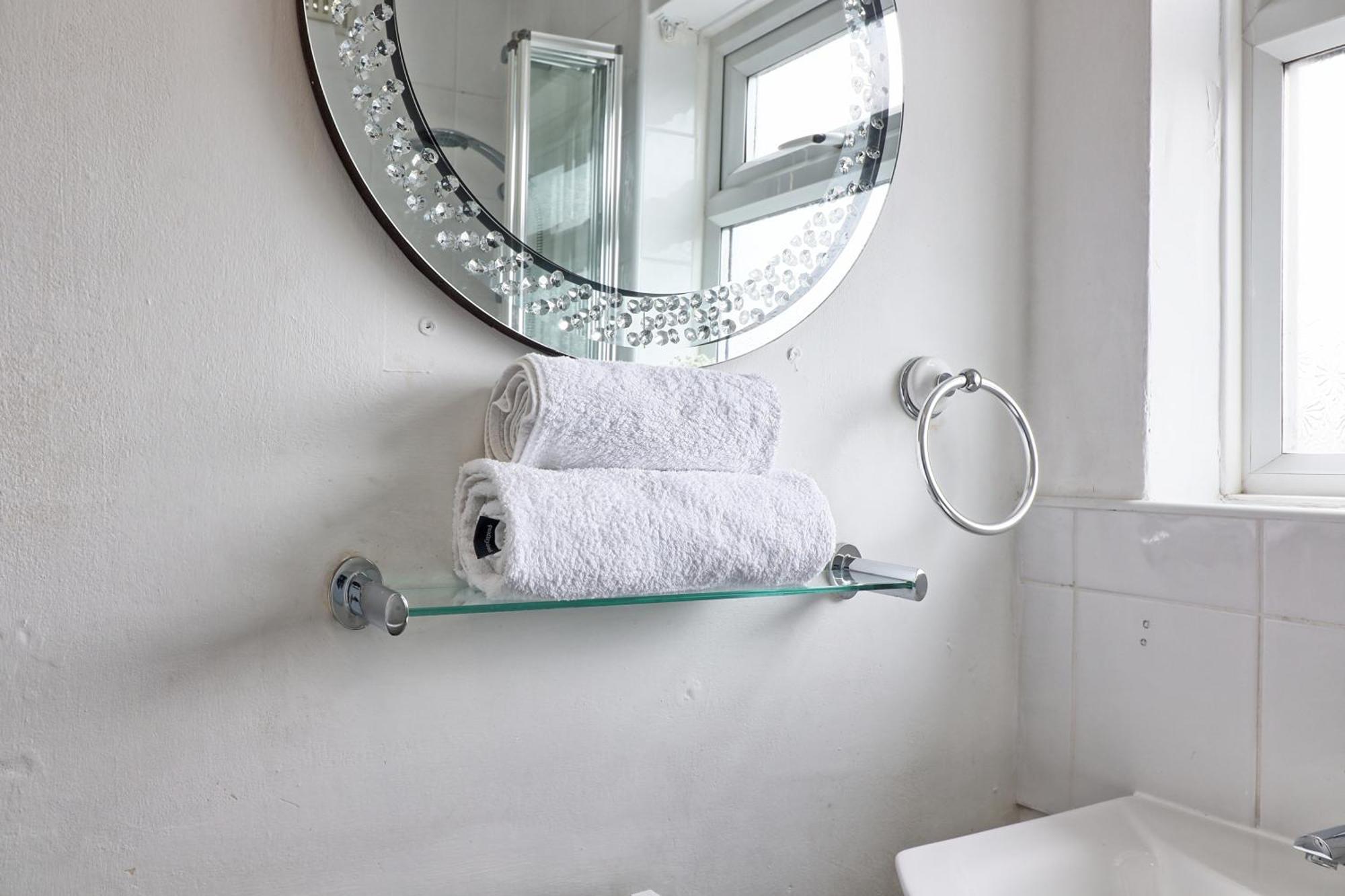 Luxury 3-Bed Apartment Near To London With Parking Hornchurch 외부 사진
