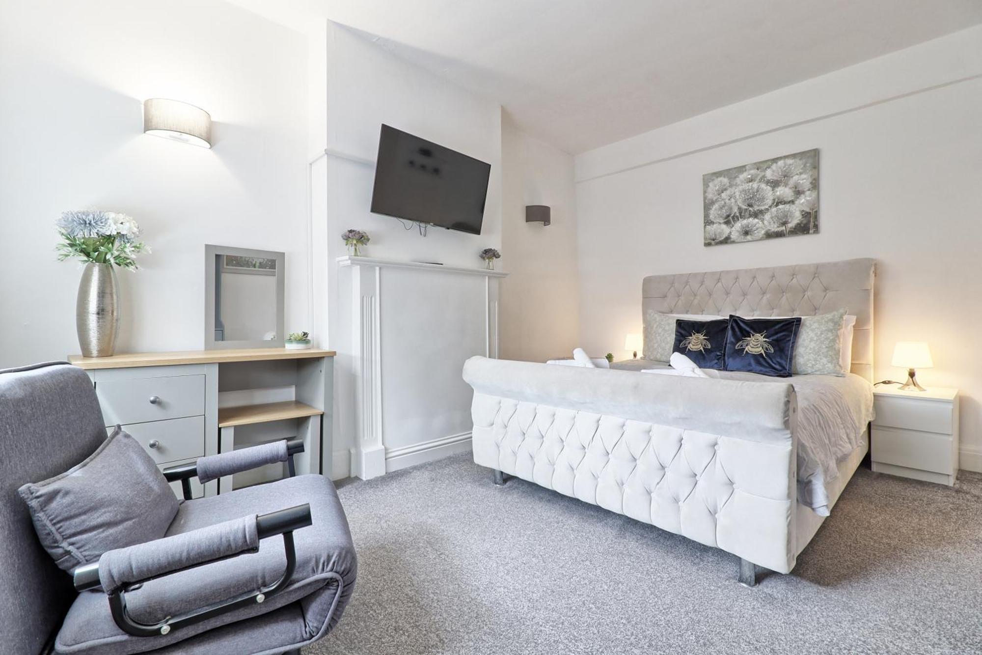 Luxury 3-Bed Apartment Near To London With Parking Hornchurch 외부 사진