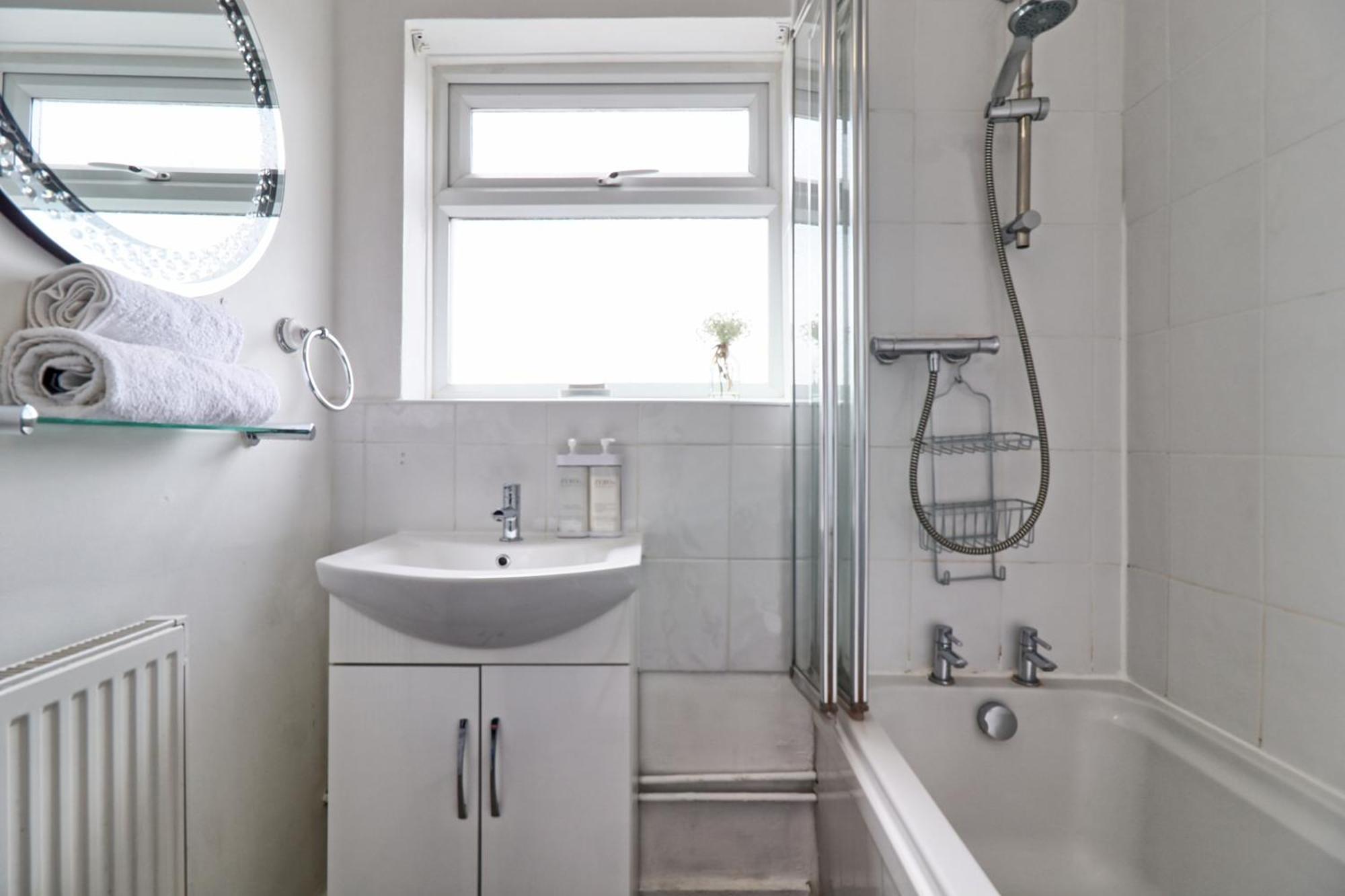 Luxury 3-Bed Apartment Near To London With Parking Hornchurch 외부 사진