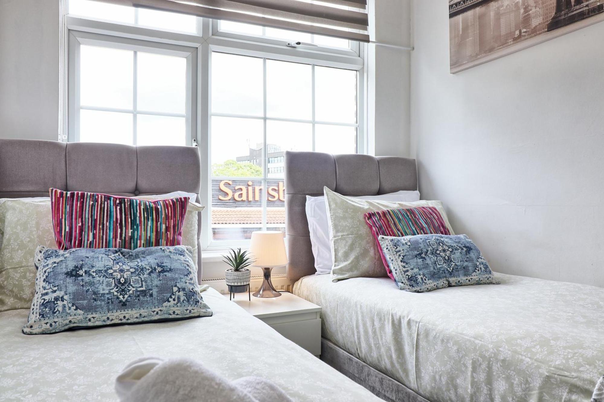 Luxury 3-Bed Apartment Near To London With Parking Hornchurch 외부 사진