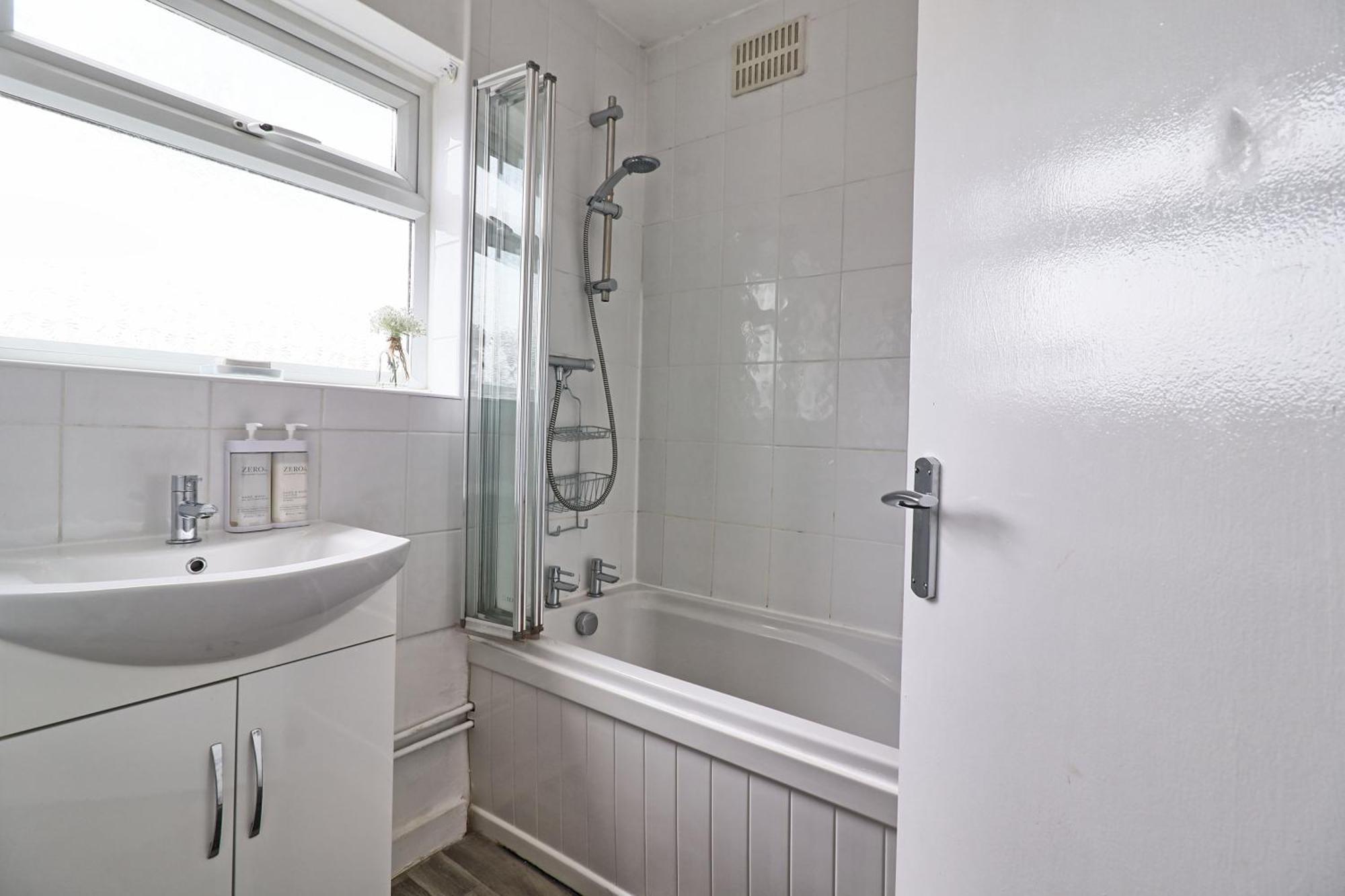 Luxury 3-Bed Apartment Near To London With Parking Hornchurch 외부 사진
