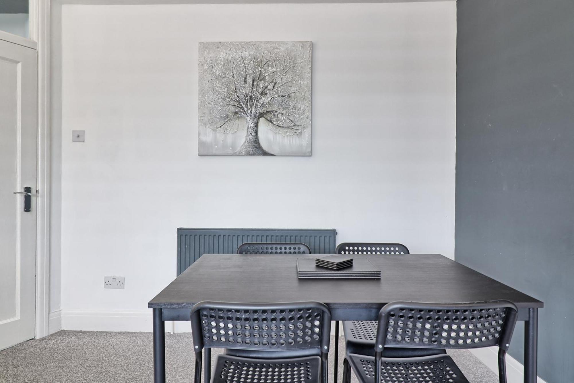 Luxury 3-Bed Apartment Near To London With Parking Hornchurch 외부 사진