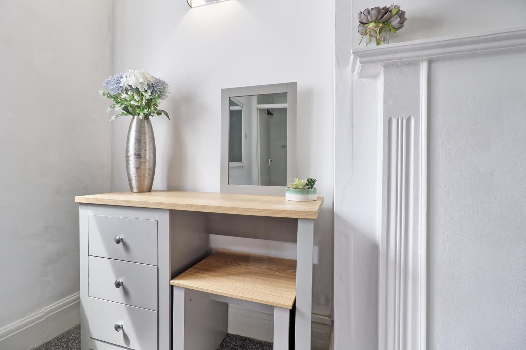 Luxury 3-Bed Apartment Near To London With Parking Hornchurch 외부 사진