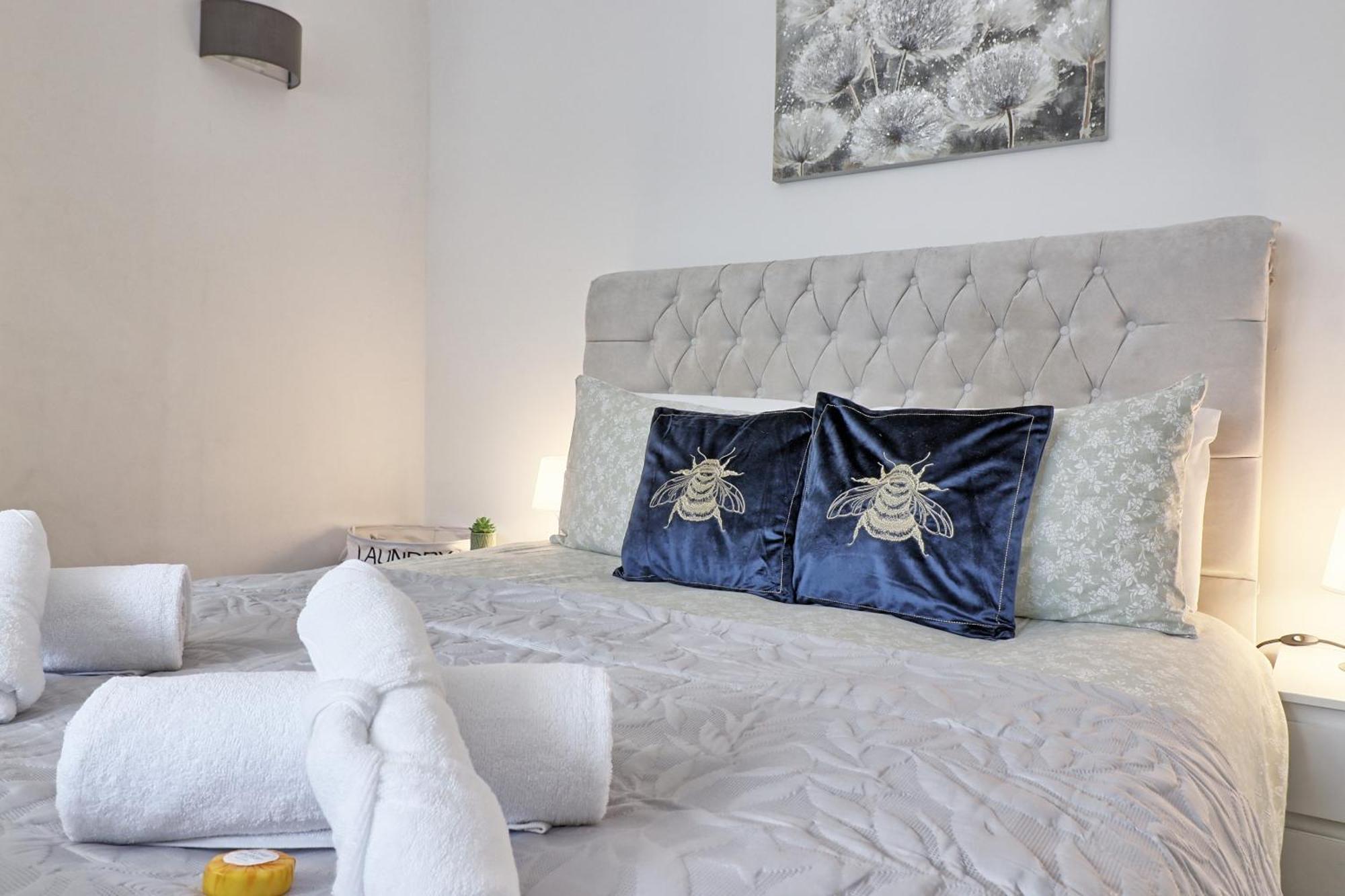 Luxury 3-Bed Apartment Near To London With Parking Hornchurch 외부 사진