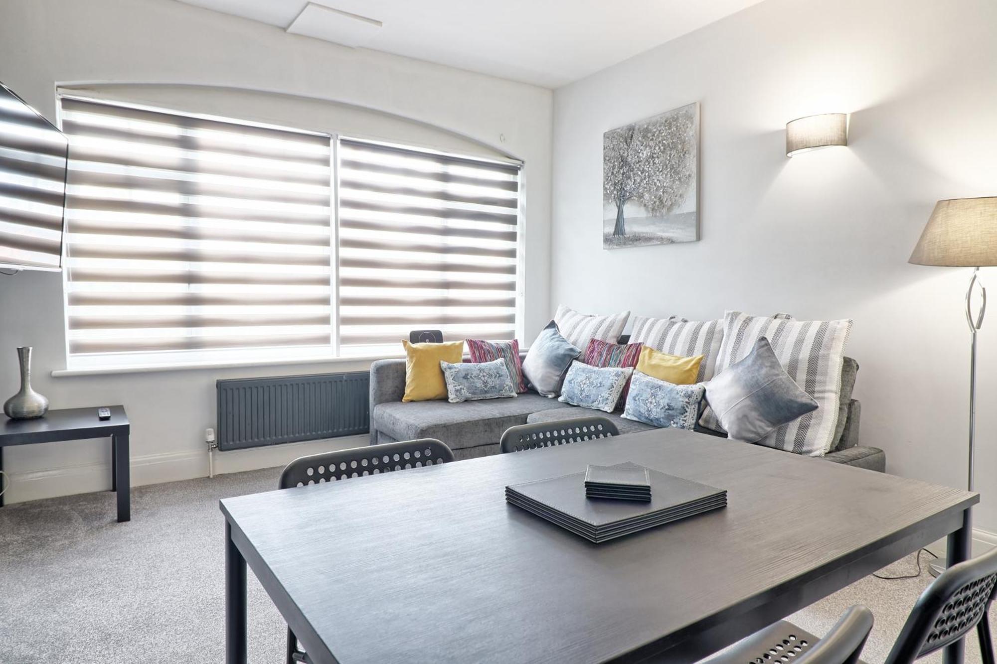 Luxury 3-Bed Apartment Near To London With Parking Hornchurch 외부 사진