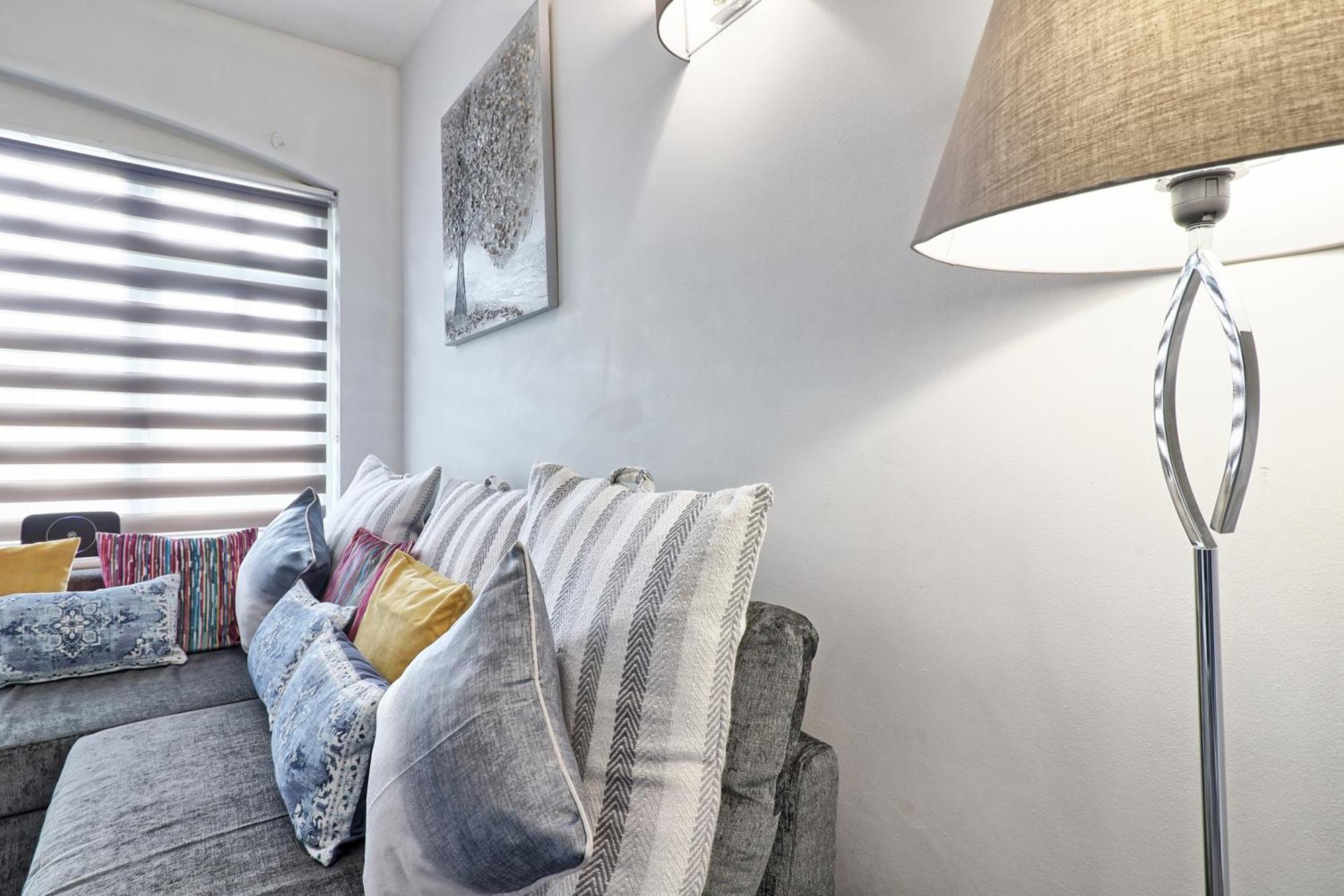 Luxury 3-Bed Apartment Near To London With Parking Hornchurch 외부 사진