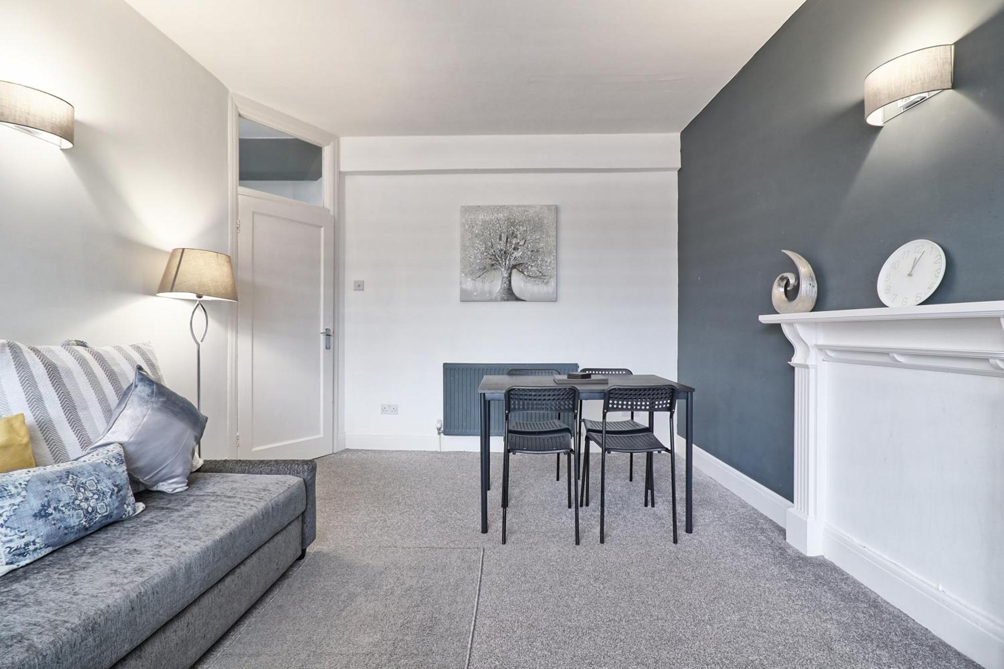 Luxury 3-Bed Apartment Near To London With Parking Hornchurch 외부 사진
