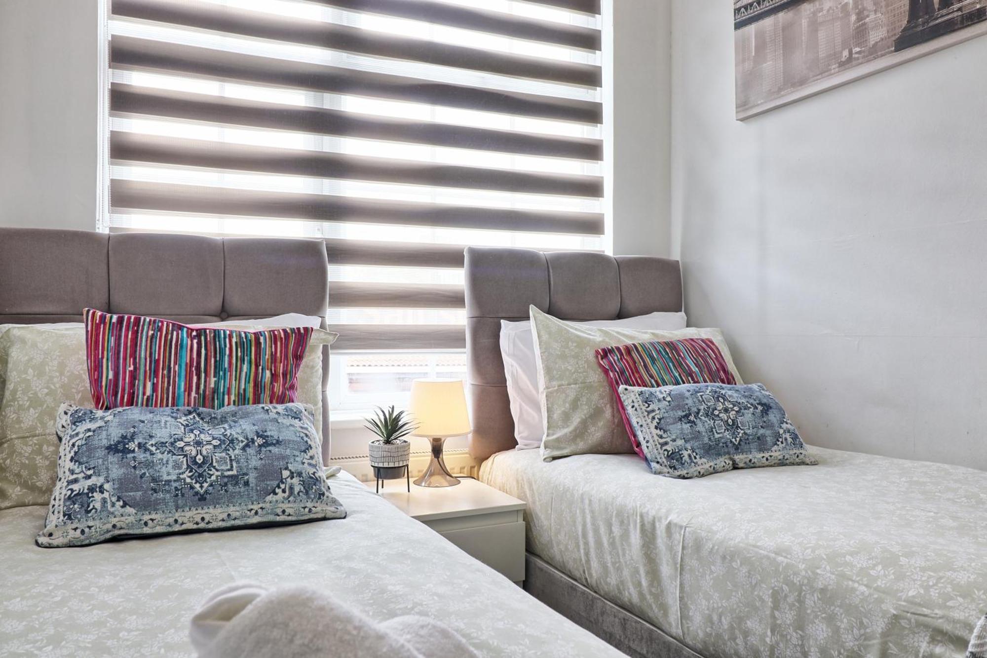Luxury 3-Bed Apartment Near To London With Parking Hornchurch 외부 사진