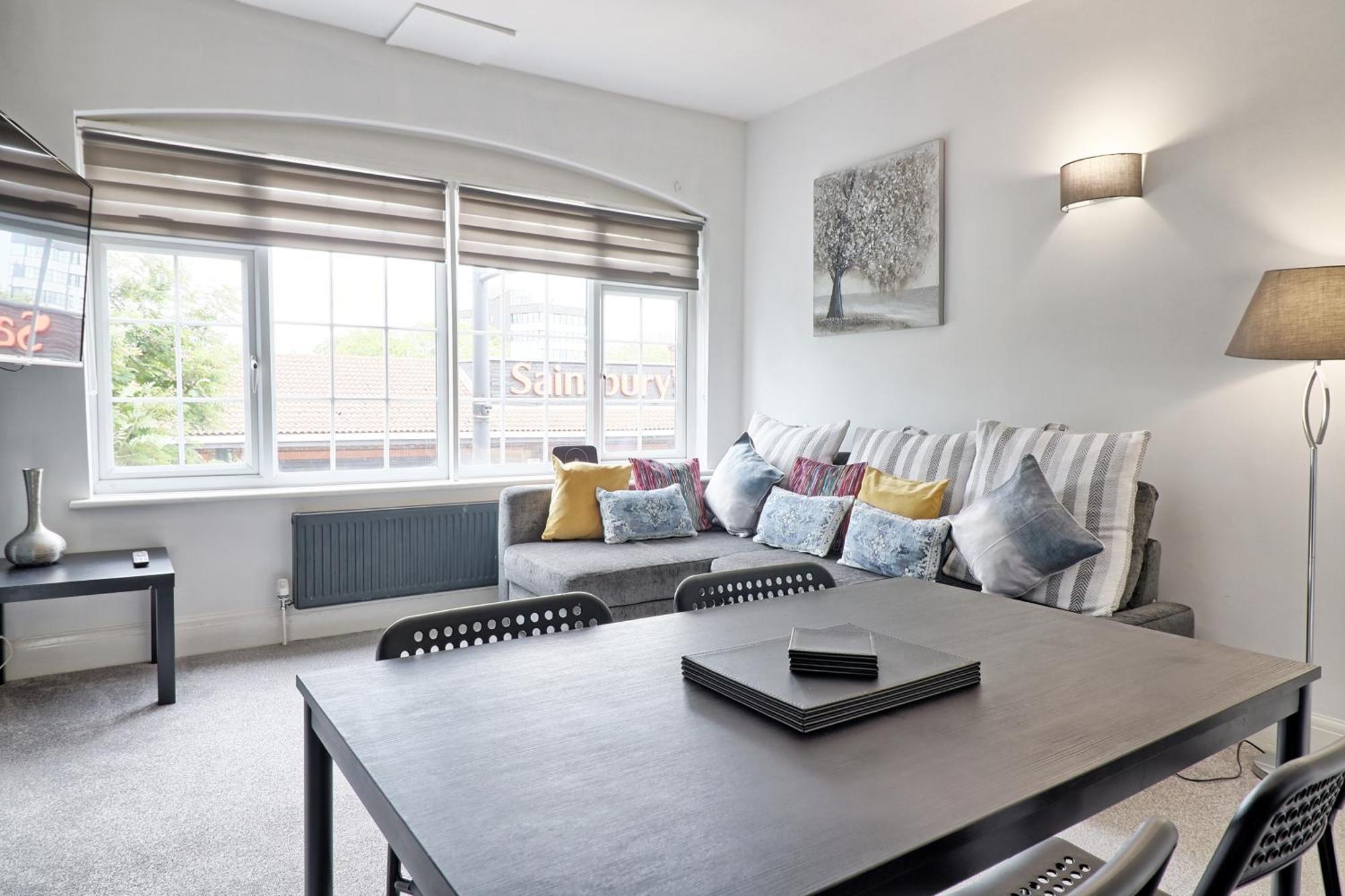 Luxury 3-Bed Apartment Near To London With Parking Hornchurch 외부 사진