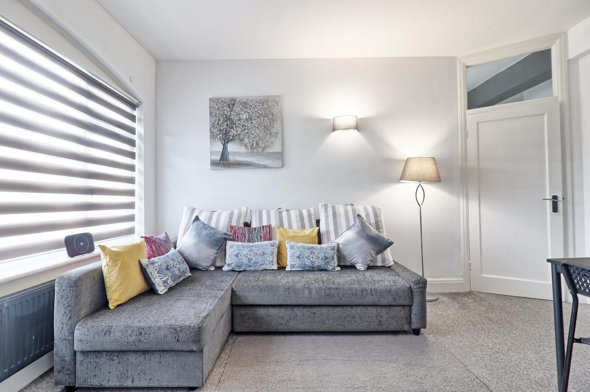 Luxury 3-Bed Apartment Near To London With Parking Hornchurch 외부 사진