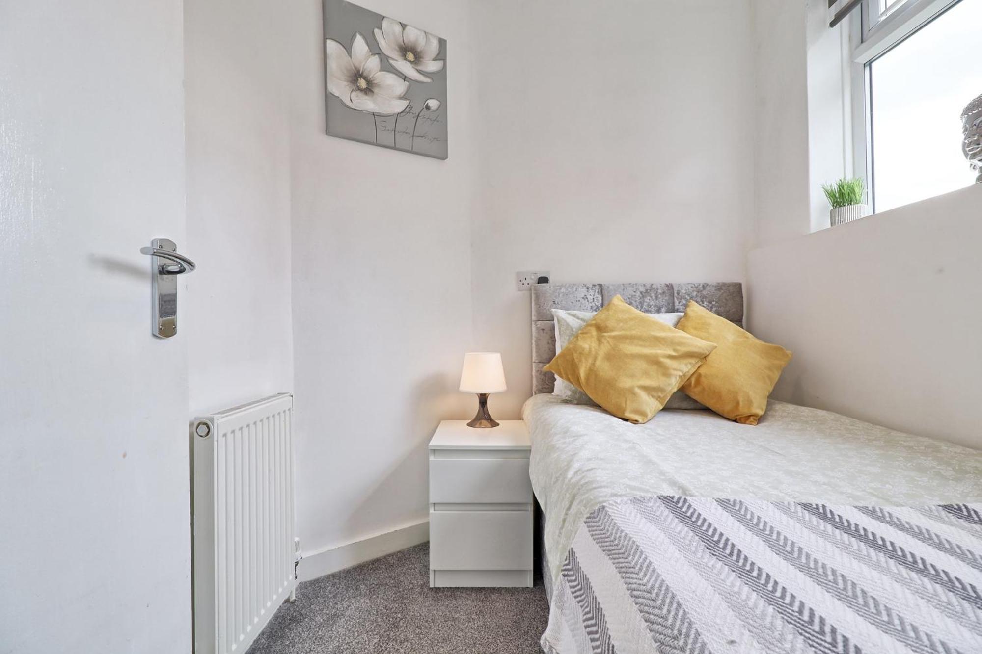 Luxury 3-Bed Apartment Near To London With Parking Hornchurch 외부 사진