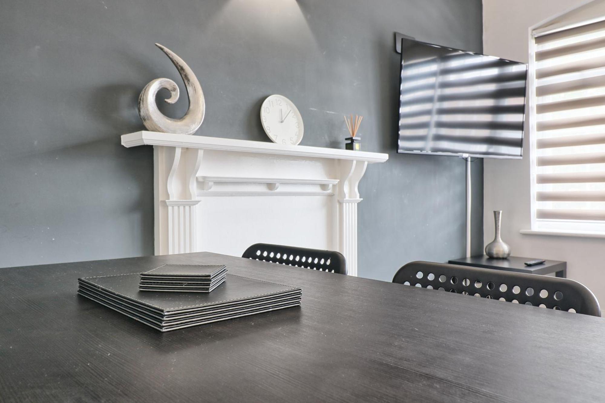 Luxury 3-Bed Apartment Near To London With Parking Hornchurch 외부 사진