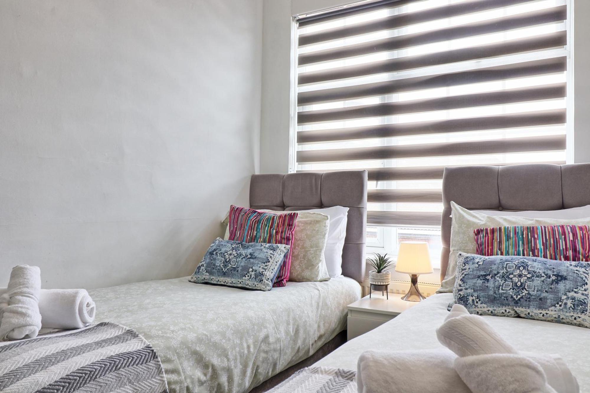 Luxury 3-Bed Apartment Near To London With Parking Hornchurch 외부 사진