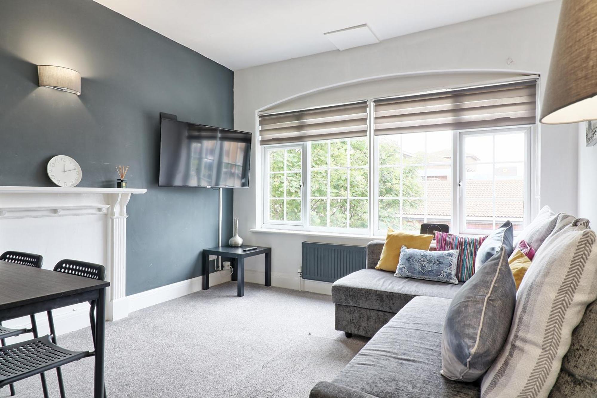 Luxury 3-Bed Apartment Near To London With Parking Hornchurch 외부 사진